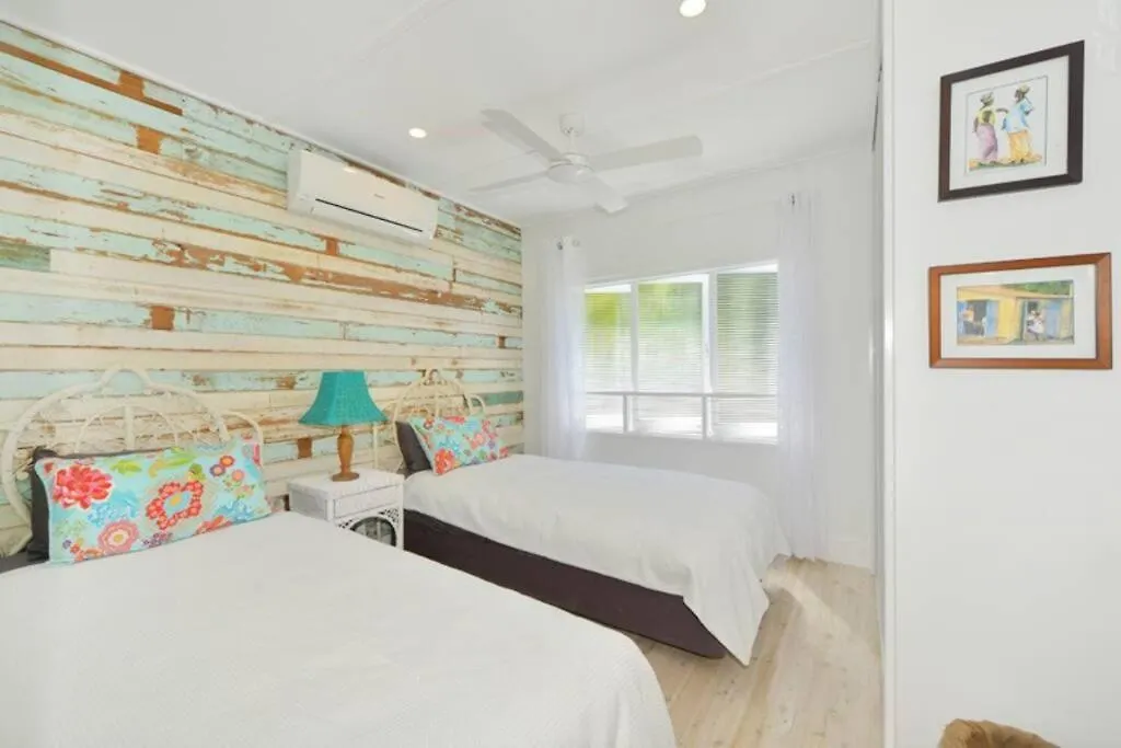 Jamaica Beach House, Port Douglas 0*,